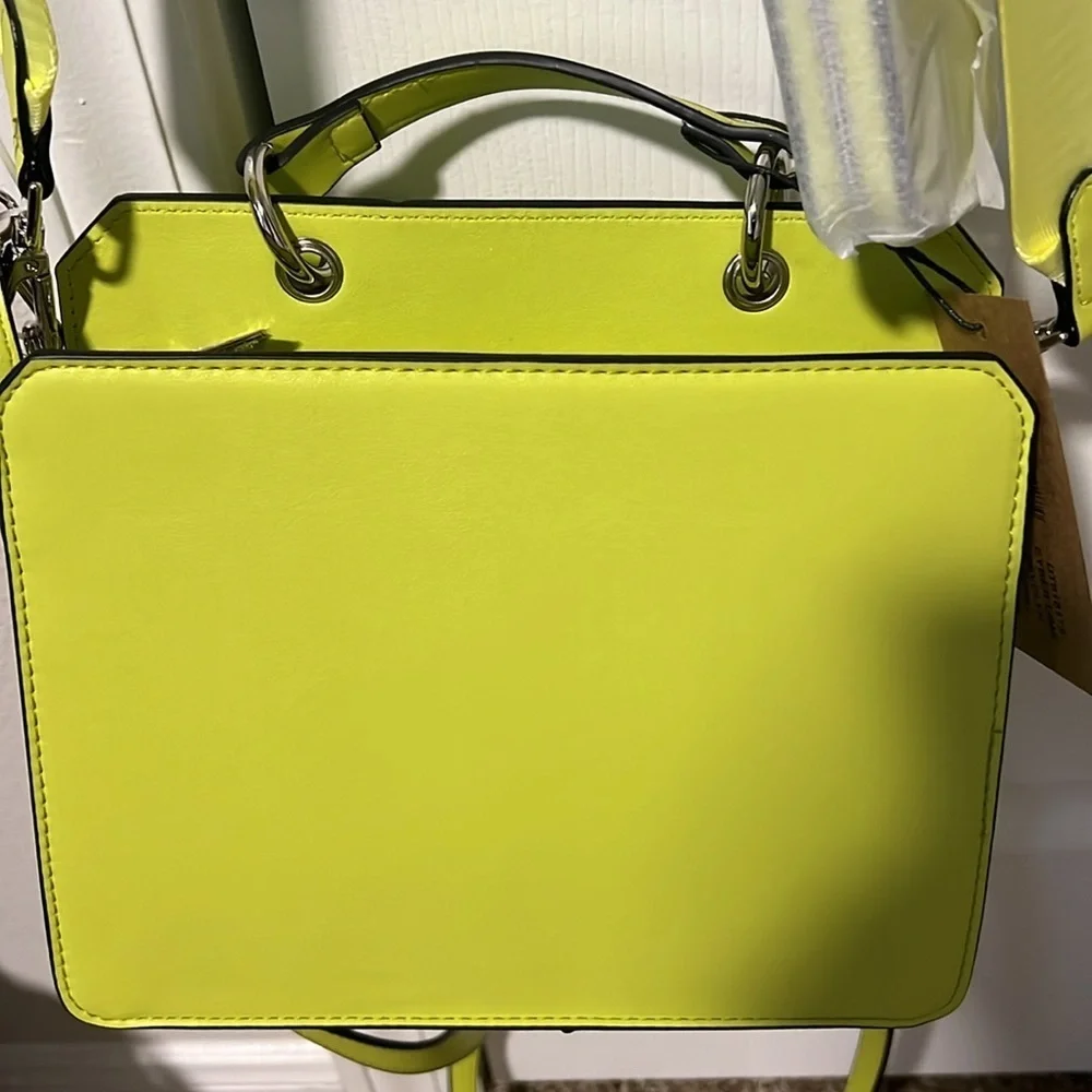 Steve Madden Bevelyn Satchel in Cyber Lime
No longer has tags - Picture 4 of 4